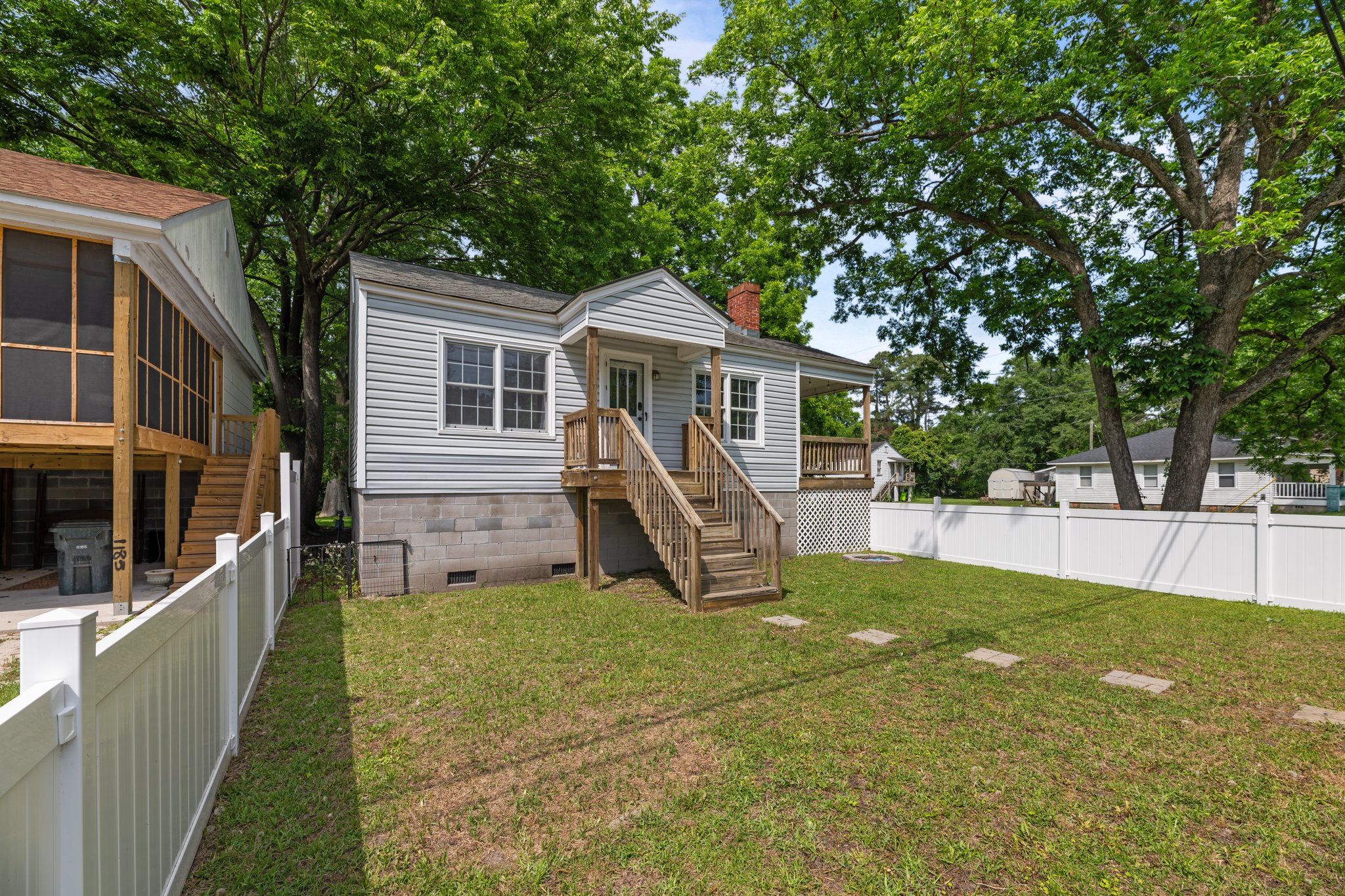 2402 Oaks Road